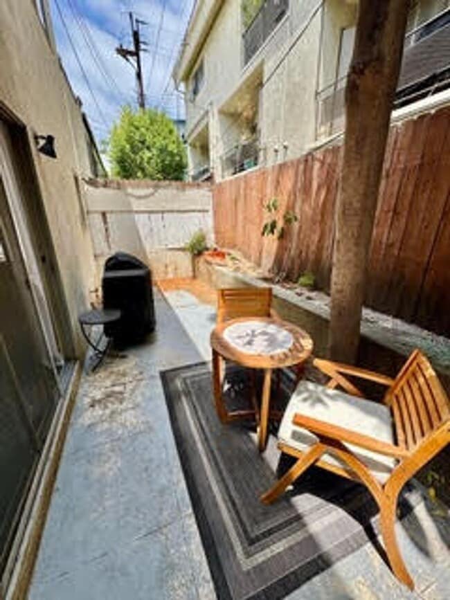 Building Photo - 8207 De Longpre Ave