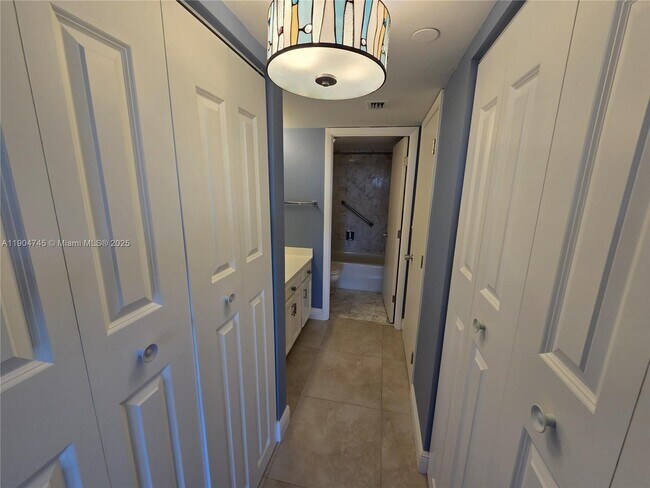 Building Photo - 3200 Port Royale Dr N