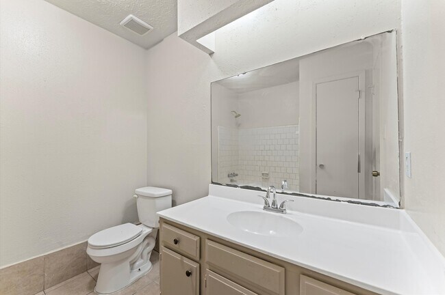 Building Photo - 711 Whippoorwill Dr