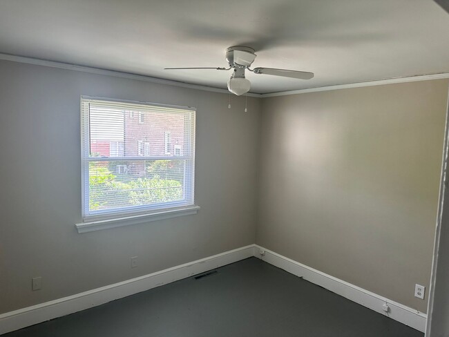 Building Photo - Myers Park Two Bedroom Duplex off S.Kings ...