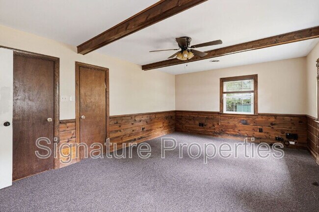 Building Photo - 1413 Robindale Rd