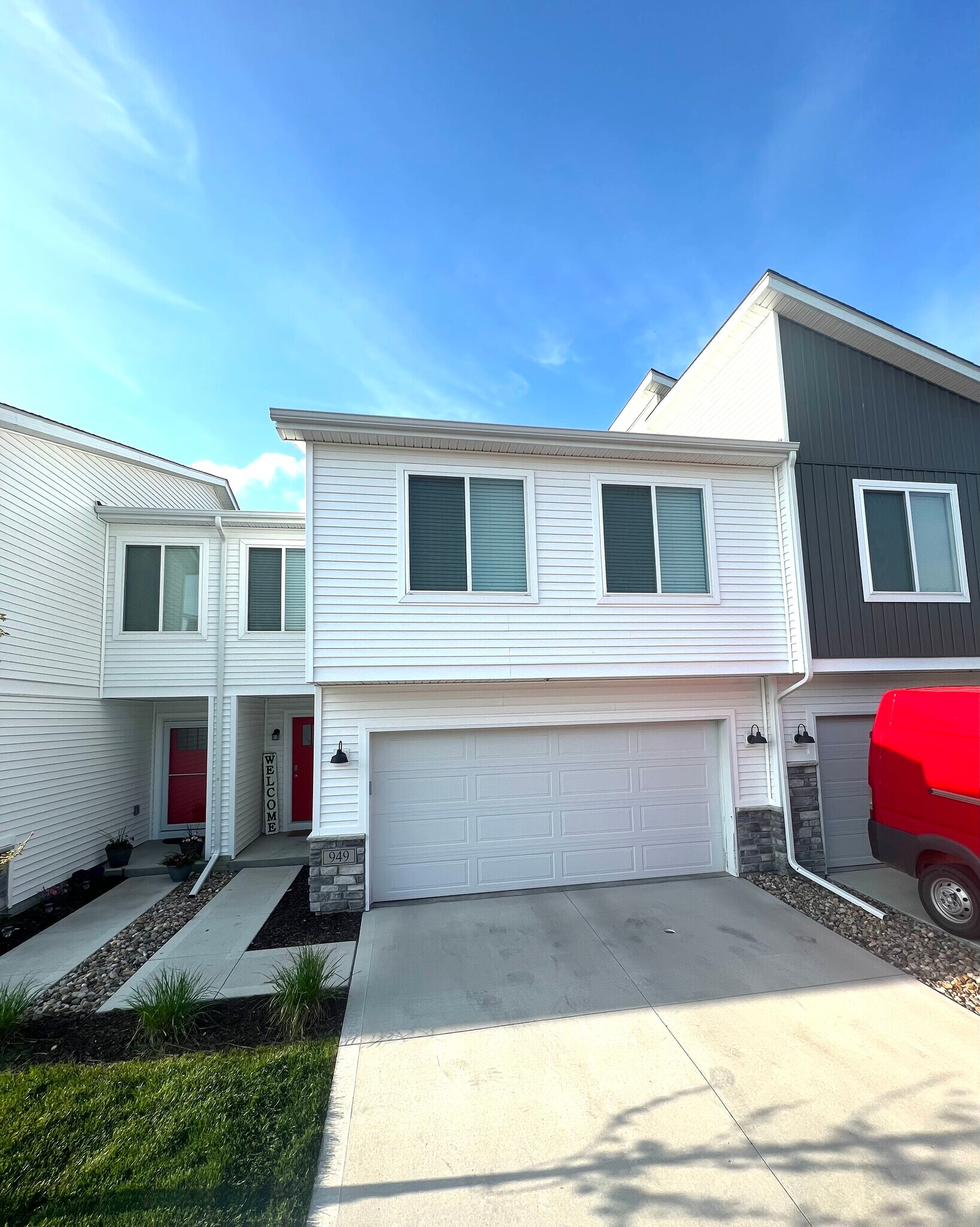 Building Photo - 949 NE Traverse Dr