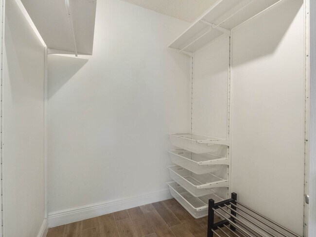 Building Photo - Charming 1/1 condo near Lake Virginia