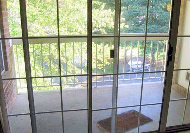 Building Photo - Spacious, 2 Bed 1 Bath Condo In Fantastic Mclean Chase Location – Minutes To Tysons