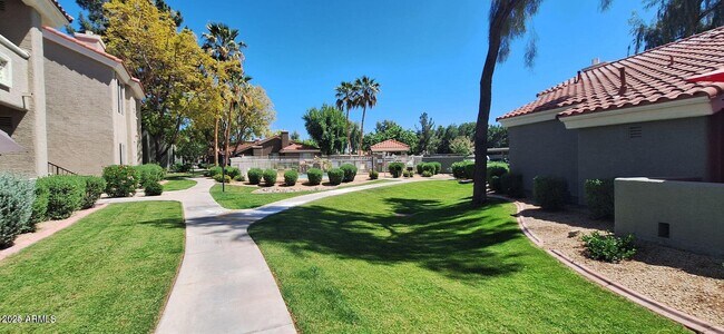 Building Photo - 2929 W Yorkshire Dr