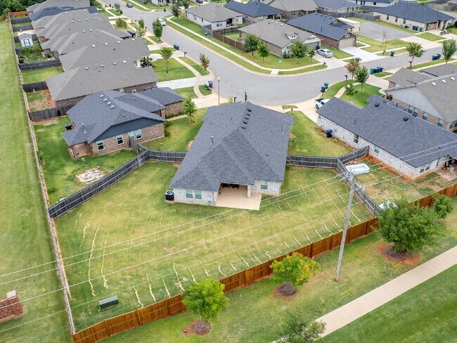 Building Photo - Modern Home on Large Lot!