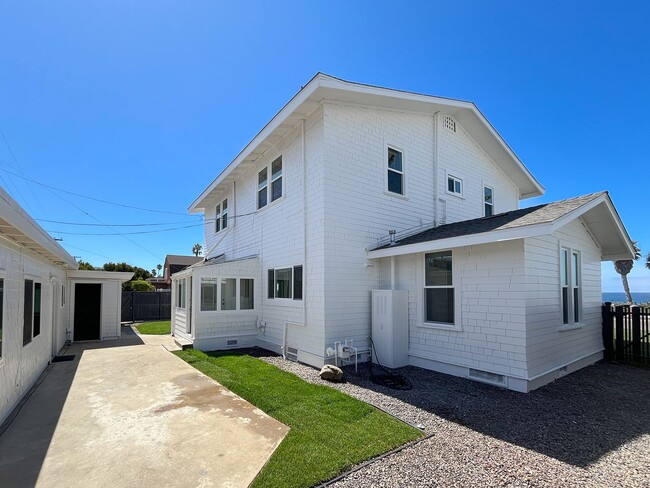 Building Photo - 1920's Charm with Ocean and Pier Views!!