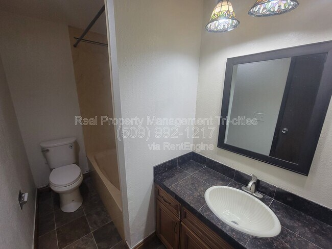 Building Photo - 3121 W Hood Ave