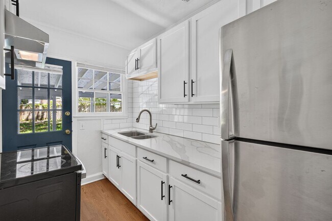 Building Photo - 216 E 57th St