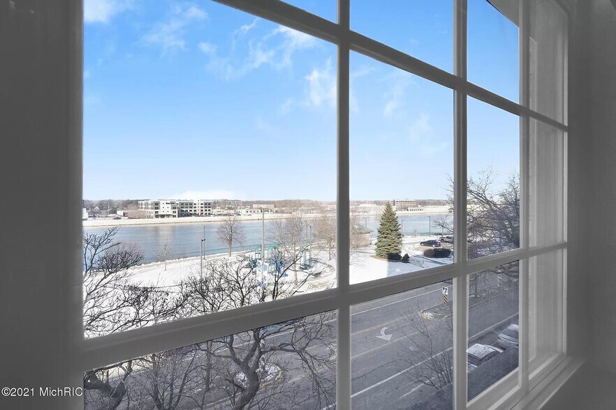 Building Photo - 940 Monroe Ave NW