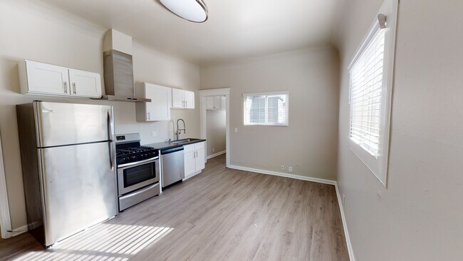 Building Photo - FREE RENT! 1 BED & 1 BATH UNIT AVAILABLE -...