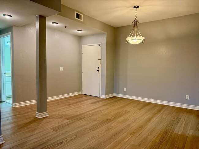 Building Photo - HUGE 2BD/2BA Bankers Hill Condo! ASSIGNED GARAGE PARKING! POOL!