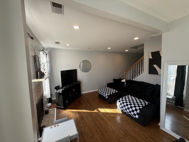 Building Photo - 610 Lakeridge Ct