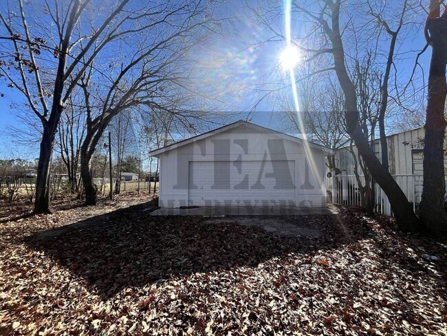Building Photo - Cozy 2-bedroom, 1.5-bathroom home