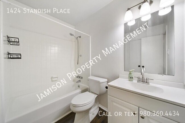 Building Photo - 1424 Standish Pl