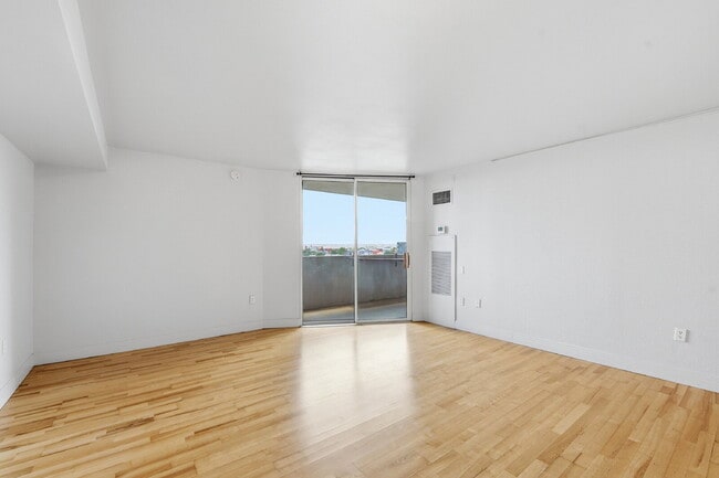 Building Photo - $1,545.95 with Free the first month's rent, 1 Bed - 1 Bath, Condo in Denver with Washer and Dryer!