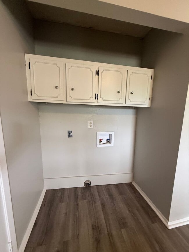 Building Photo - AVAILABLE NOW! 3 bed 1 bath with 1 car attached garage