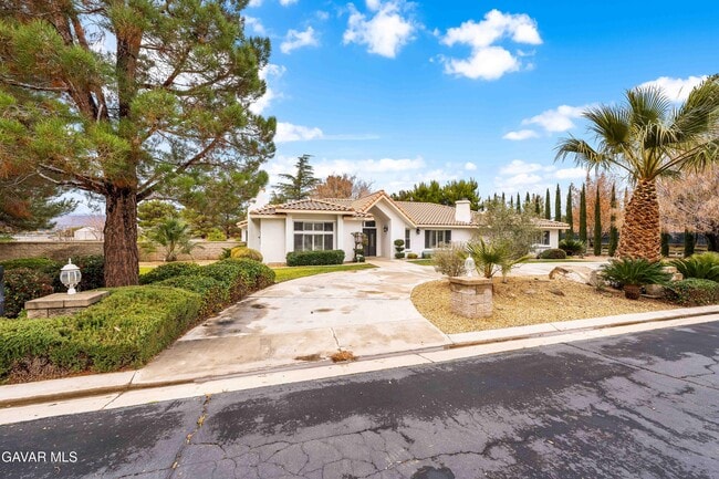Building Photo - 41901 Cll Clarita