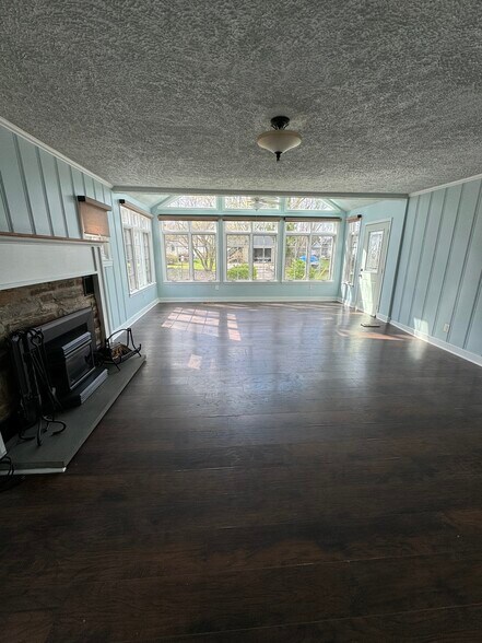 Building Photo - 402 Lakeview Ave