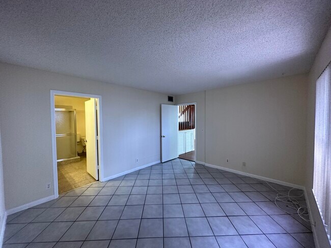 Building Photo - 80 Tara Lakes Dr W