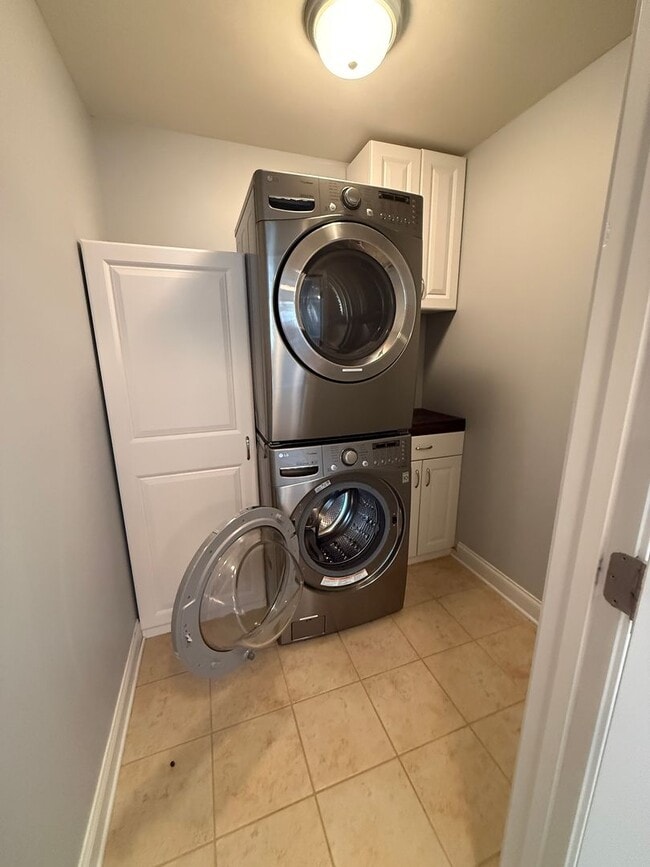 Building Photo - Amazing home with custom touches and in-ground pool