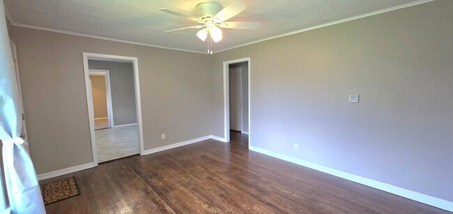 Building Photo - Remodeled 2 Bedroom, 2 Living Areas!  $925