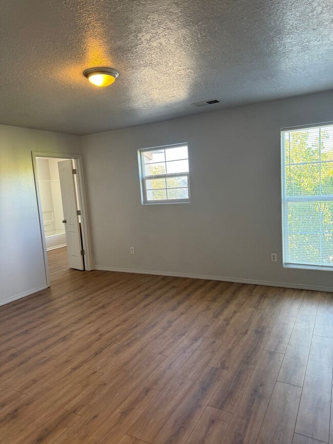 Building Photo - Three Bedroom Townhome