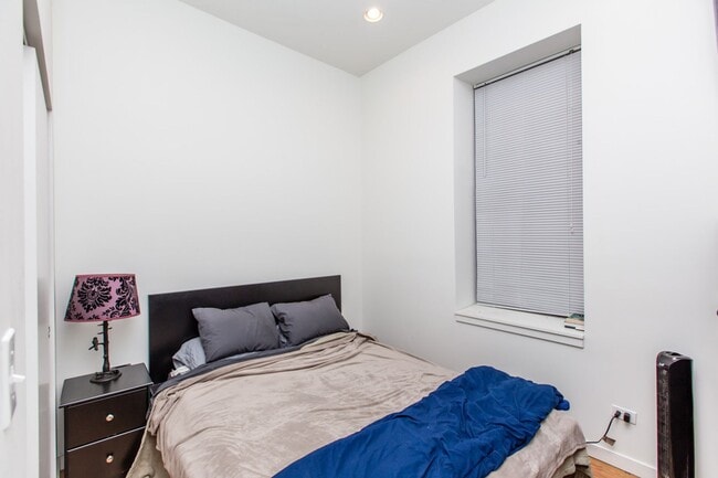 Building Photo - Condo Quality 1Bed/1 Bath in Hot Bucktown/Wicker Park Location! Central Air & In-Unit Laundry!