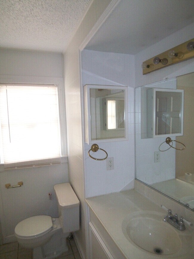 Building Photo - 2305 27th St