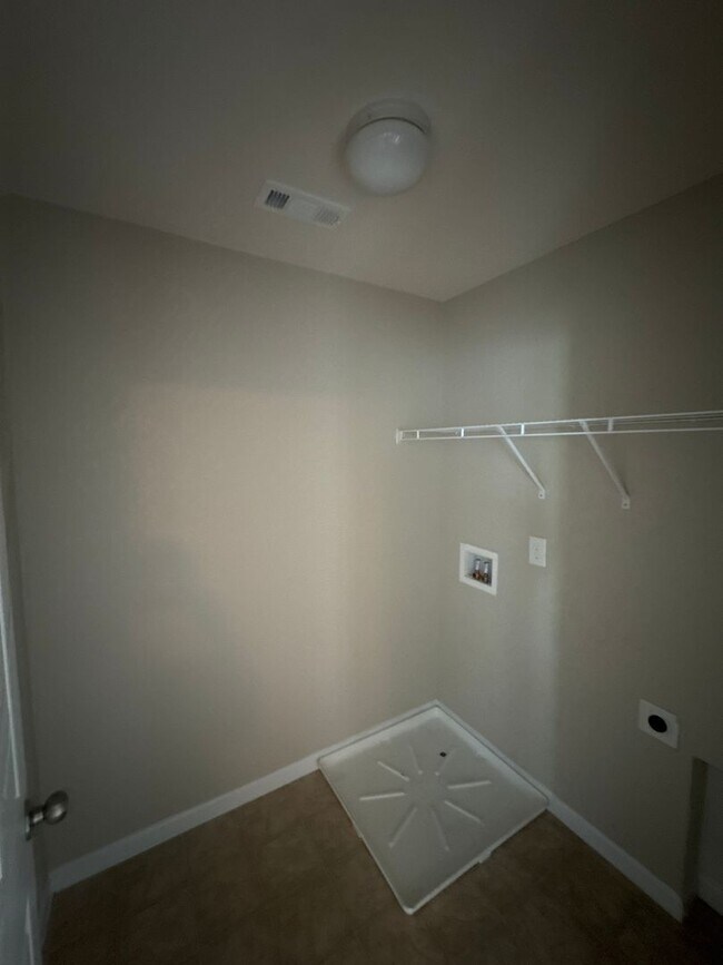 Building Photo - Well-Maintained 4BR Home in Lebanon | Great Location + Natural Light