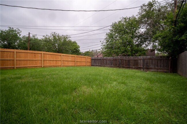 Building Photo - 1833 Wilde Oak Cir