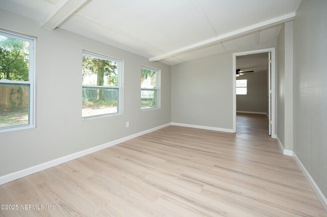 Building Photo - 313 Suzanne Dr