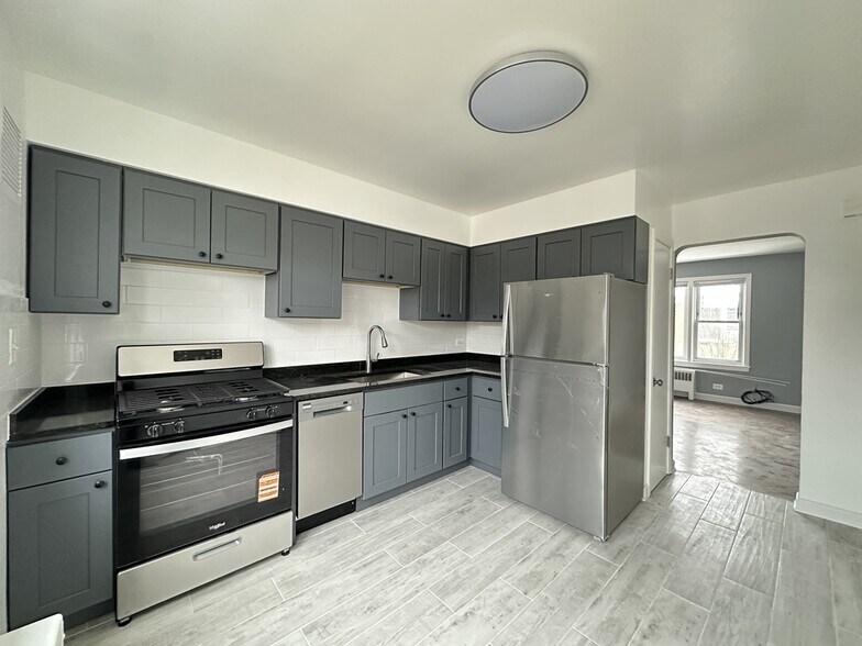 Building Photo - 6721 N California Ave