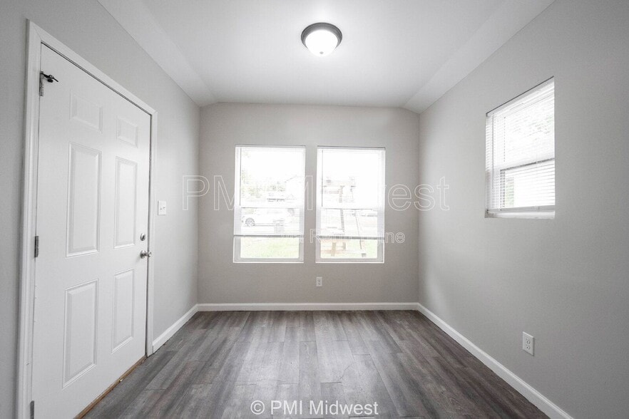 Building Photo - 955 N Traub Ave