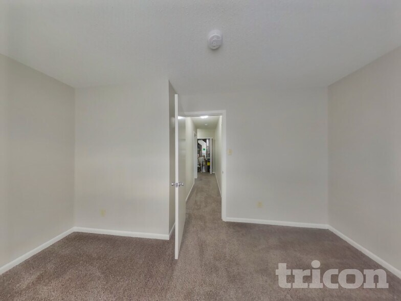Building Photo - 1302 Crescent Dr