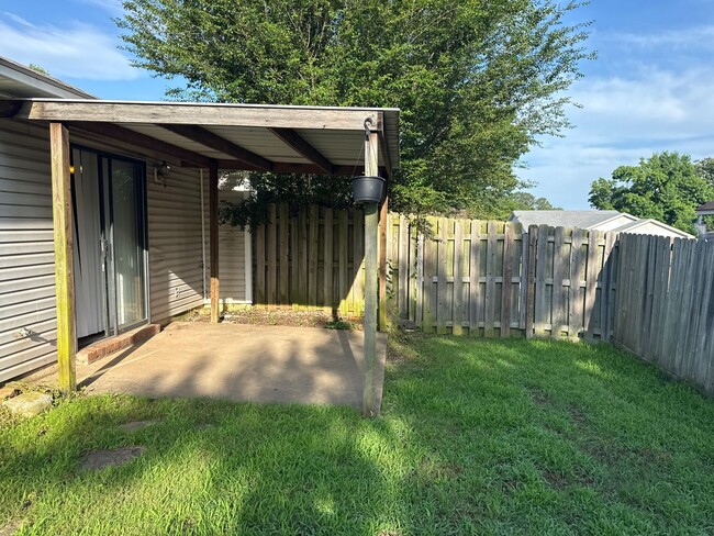 Building Photo - 3 Bed 2 Bath House with 2 Car Garage, Includes Refrigerator