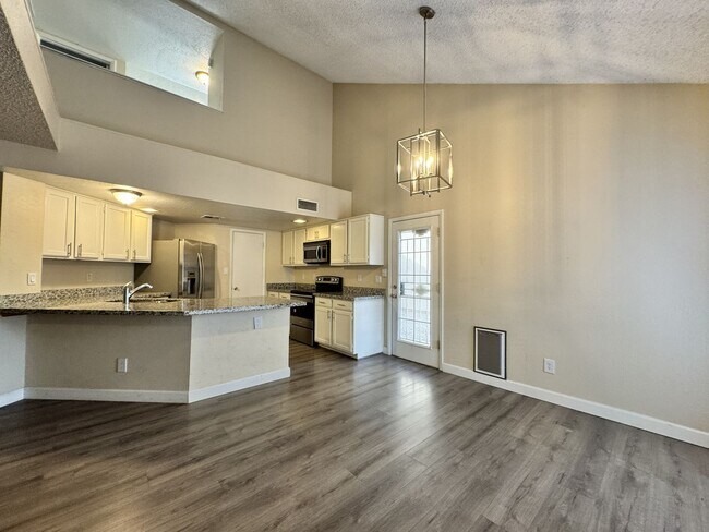 Building Photo - Great 3 bedroom 2 bath culdesac lot with f...