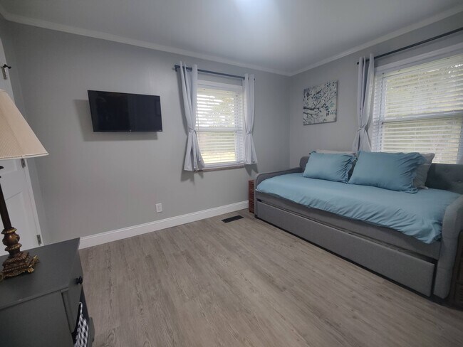 Building Photo - 220 E Hendron Chapel Rd