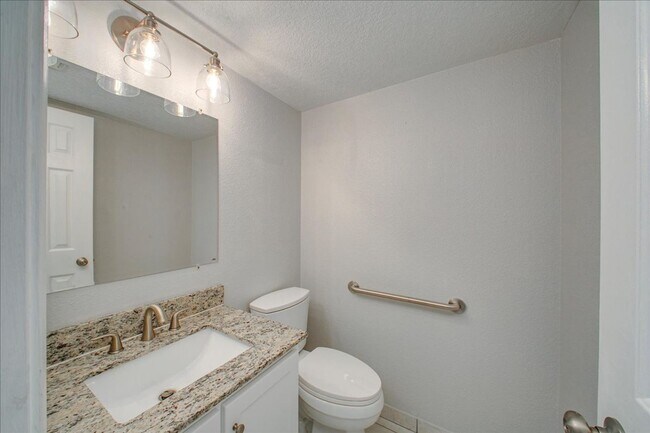 Building Photo - Bright & Stylish Townhome in the Heart of ...