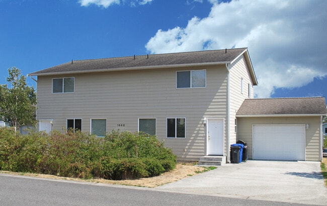 Primary Photo - 3BD/2.75BA Duplex. Pet Friendly!