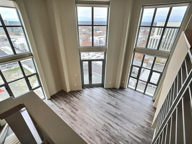 Building Photo - Fantastic 2 Bed/2Bath Penthouse with Panor...