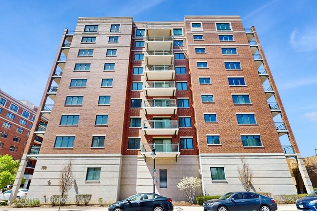 Building Photo - 750 Pearson St