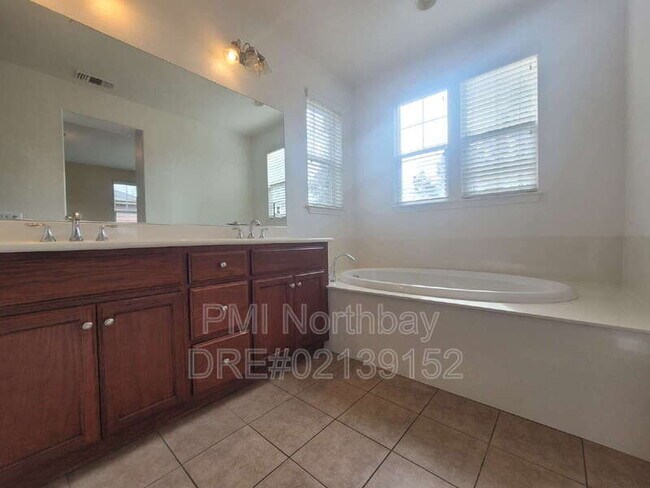 Building Photo - 119 Sunshine St