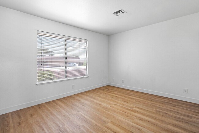 Building Photo - SPACIOUS 3BEDROOM TOWNHOUSE IN 89103