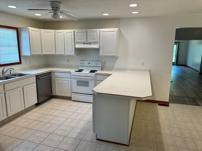 Building Photo - 5125 Echovale St NW