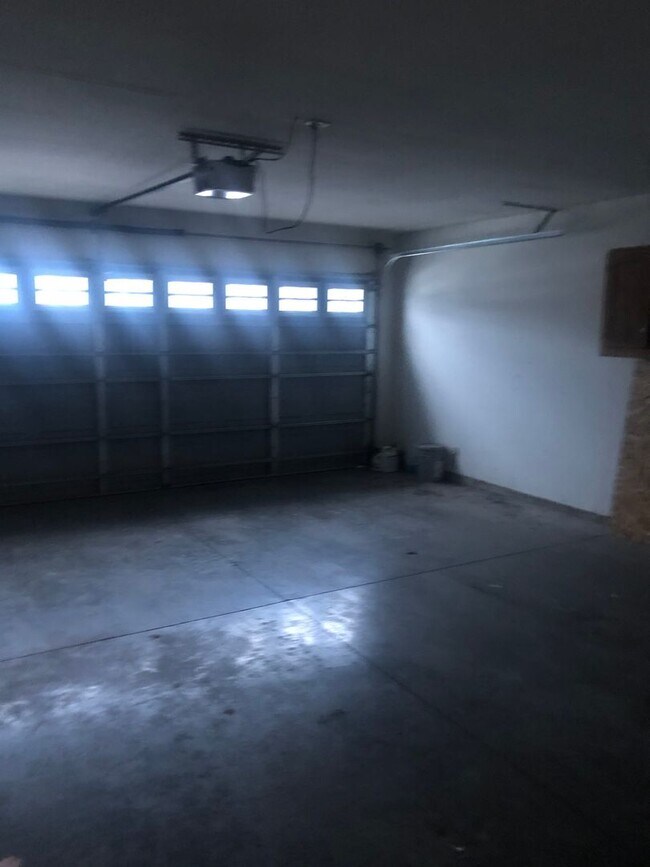 Building Photo - 3 Bedroom / 2 Bathroom Townhouse – Pet Fri...