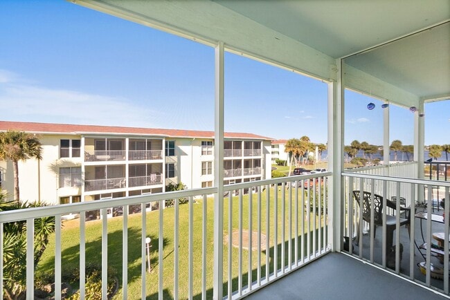 Building Photo - Spacious Riverview 1B/1B Condo