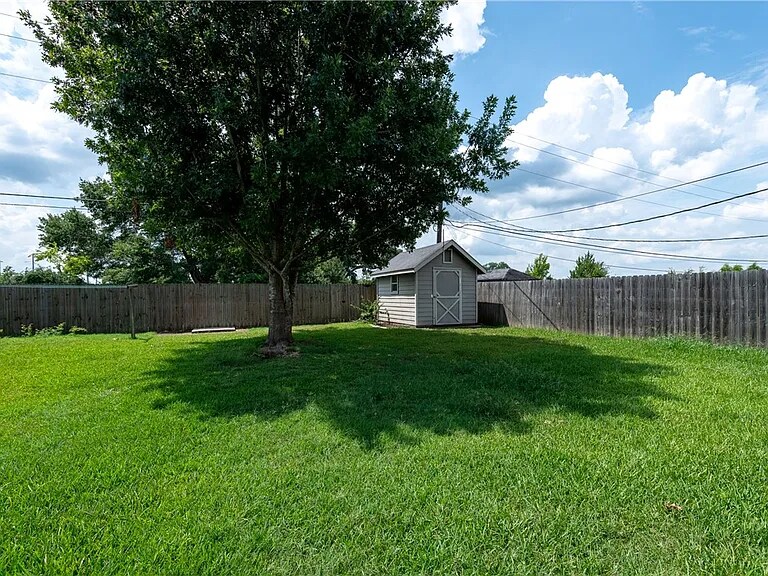 Building Photo - 711 Mockingbird St