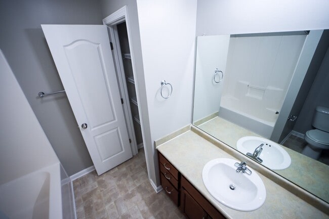 Building Photo - 100 Sango Place Villas Dr