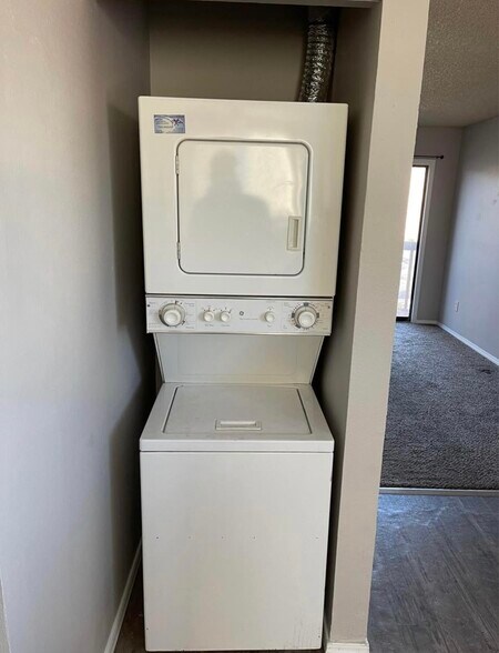 Building Photo - 1003 Mazatlan Cir